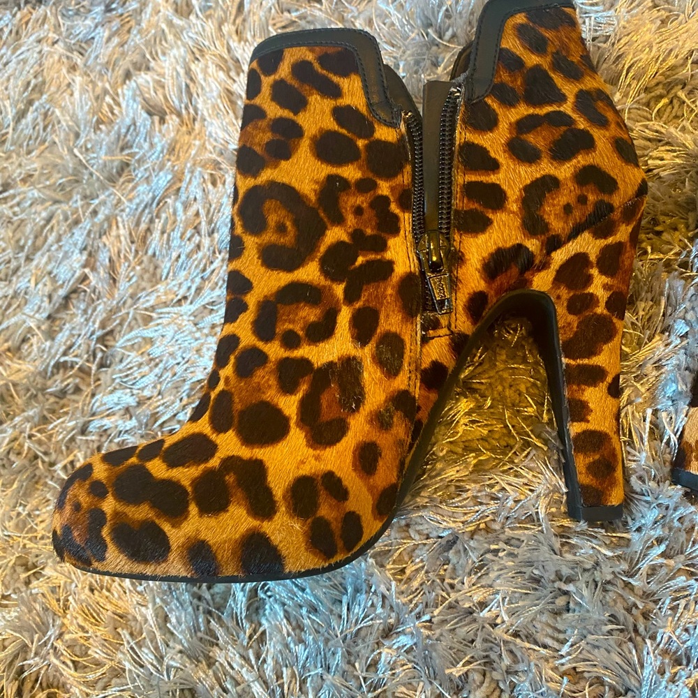 Gianni Bini leopard faux fur ankle boot - size 8M NEVER WORN